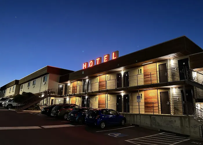 Motel: Aladdin Inn And Suites