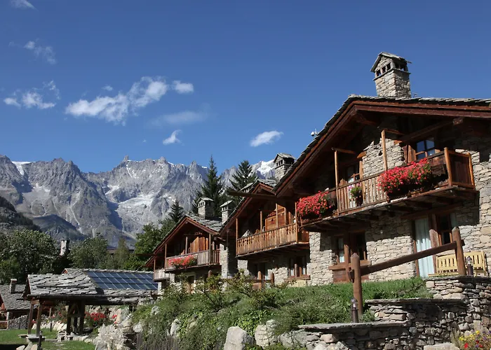 Hotel con piscina: Au Coeur Des Neiges Resort Spa & Free E-Bike