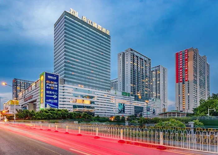 Hotel with view: Pearl River International Hotel - Canmetro Line 11 Yijing Lu Station