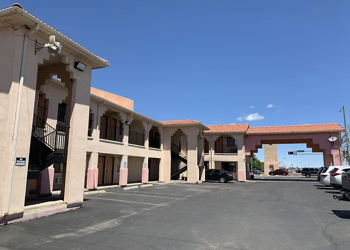 Motel: Luxury Inn