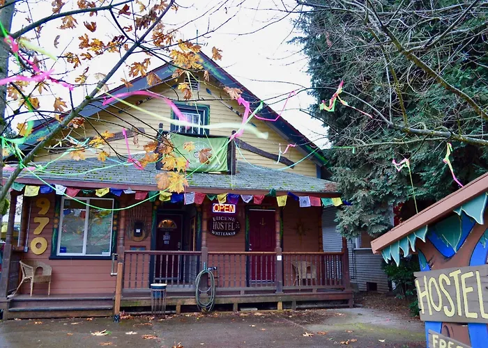 Hotel near College: Eugene Lodge And International Hostel