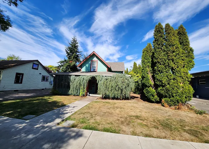 Hotel near College: Eugene Lodge And International Hostel