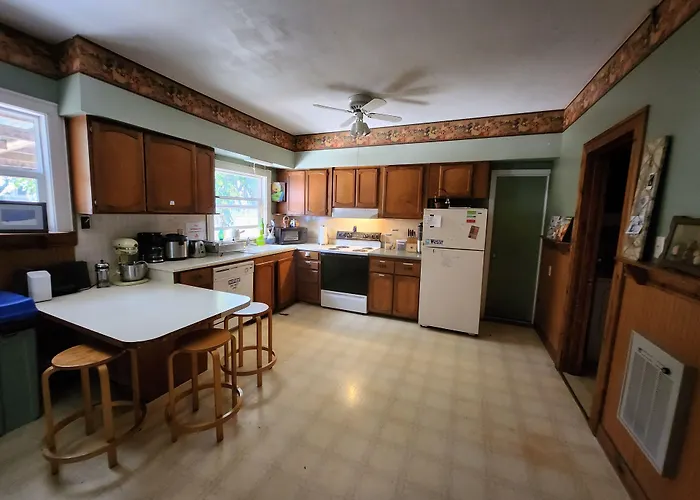 Hotel near College: Eugene Lodge And International Hostel