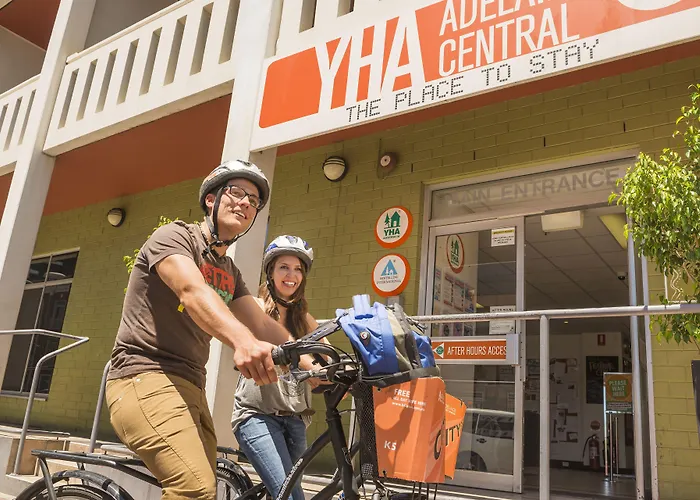 Hotel near College: Yha Adelaide Central