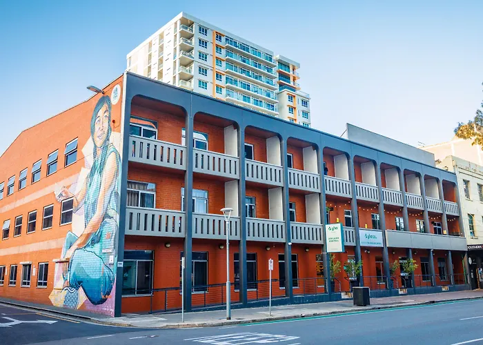 Hotel near College: Yha Adelaide Central