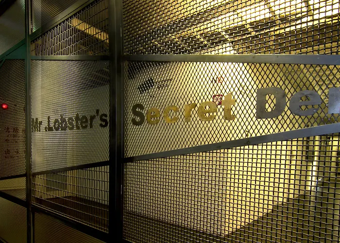 Mr. Lobster'S Secret Den Design Hostel