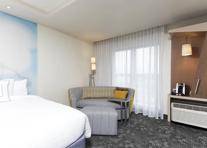Courtyard By Marriott Holland Downtown