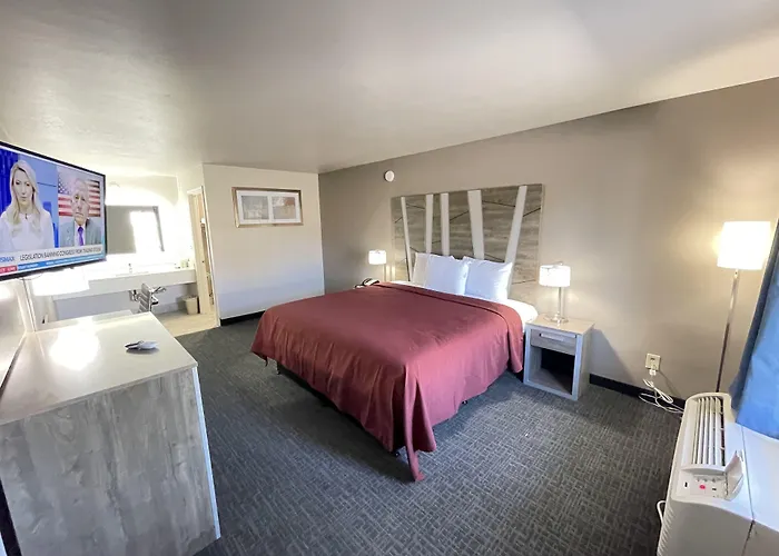 Motel: Excellent Inn & Suites