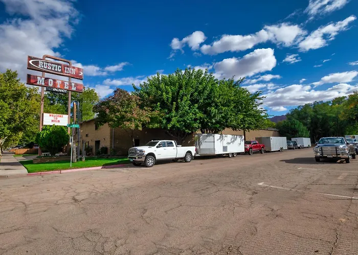 Cheap hotel: Rustic Inn