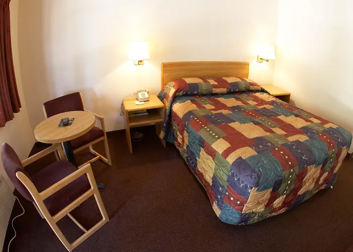 Pet Friendly hotel: Ez 8 Motel Airporter