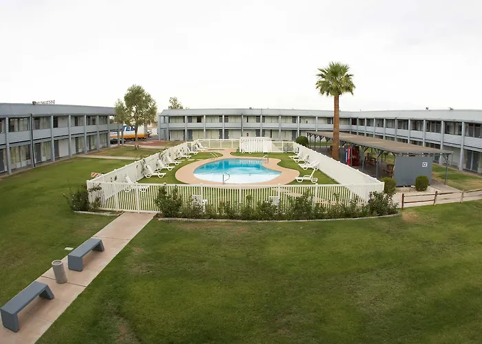 Pet Friendly hotel: Ez 8 Motel Airporter