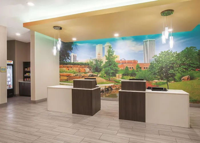 Hotel with pool: La Quinta By Wyndham Tulsa Broken Arrow