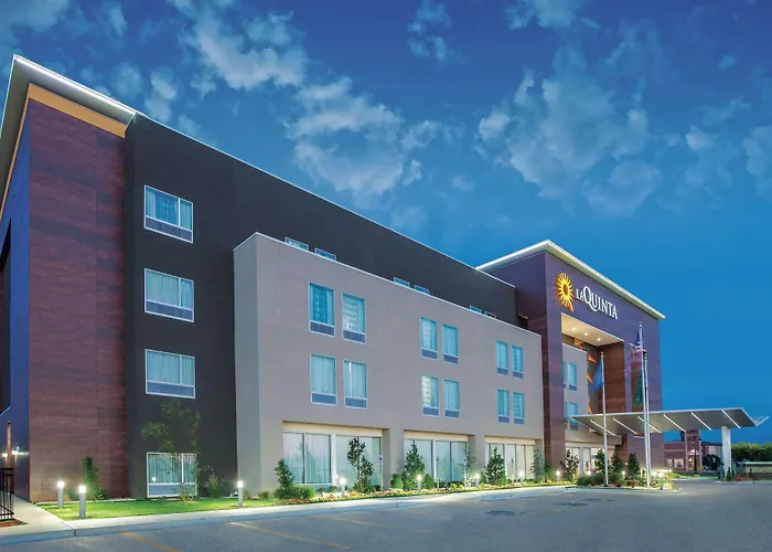 Hotel with pool: La Quinta By Wyndham Tulsa Broken Arrow