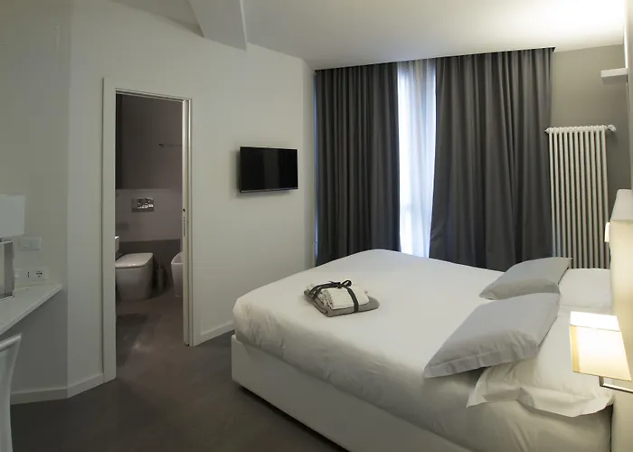 Hotel: Midnight In Genova