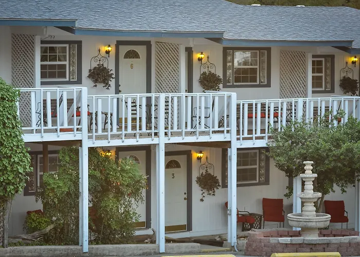 Holiday Lodge On Canyon Lake