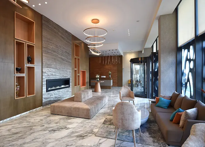 Hotel with pool: Flower Town Hotel & Spa