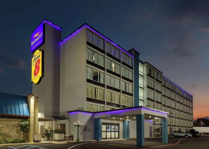 Central hotel: Super 8 By Wyndham Laredo