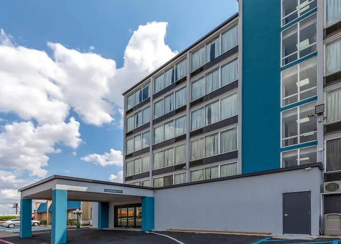 Central hotel: Super 8 By Wyndham Laredo