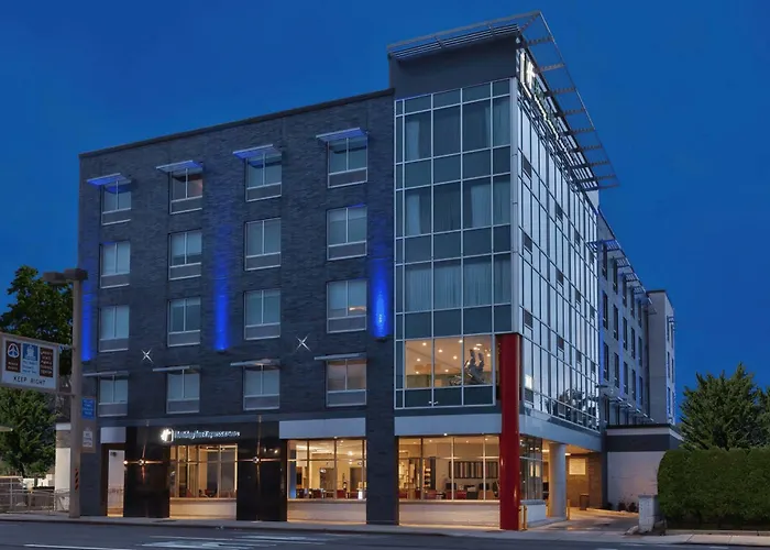 Cheap hotel: Holiday Inn Express & Suites Jersey City - Holland Tunnel By Ihg