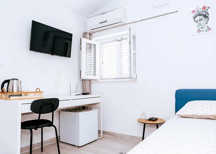 Hotel: Serious Job Room