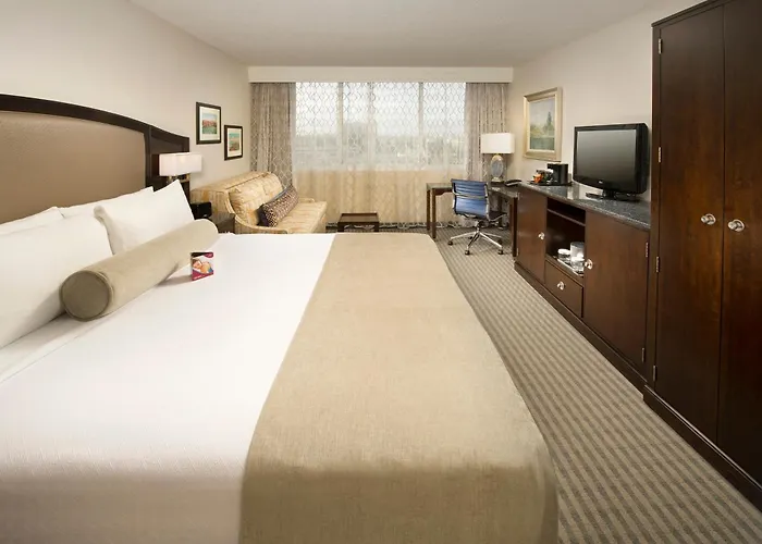 Hotel with pool: Skybridge Seattle Airport Hotel