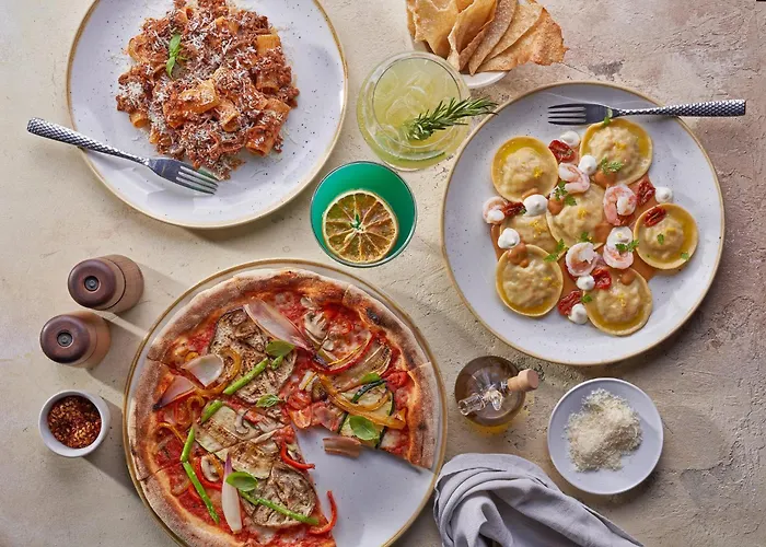 Hotel with pool: Yas Plaza Mangroves By Ihg