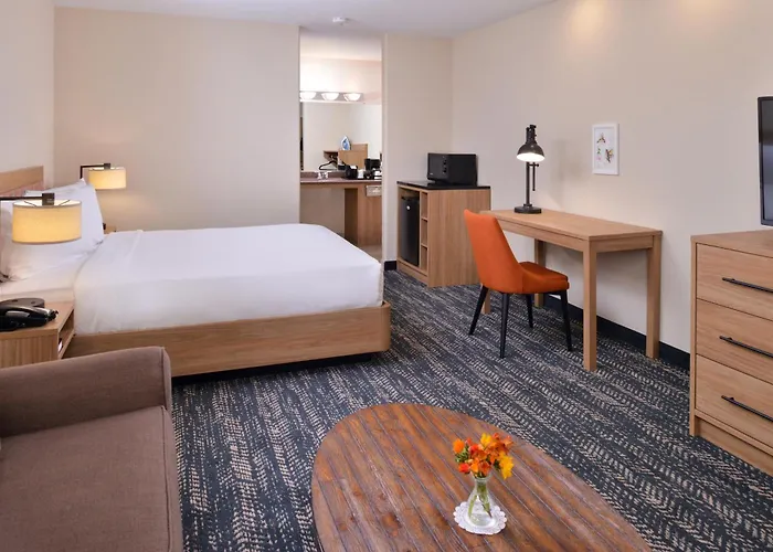 La Fuente Inn & Suites