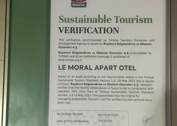  Le Moral Apart
