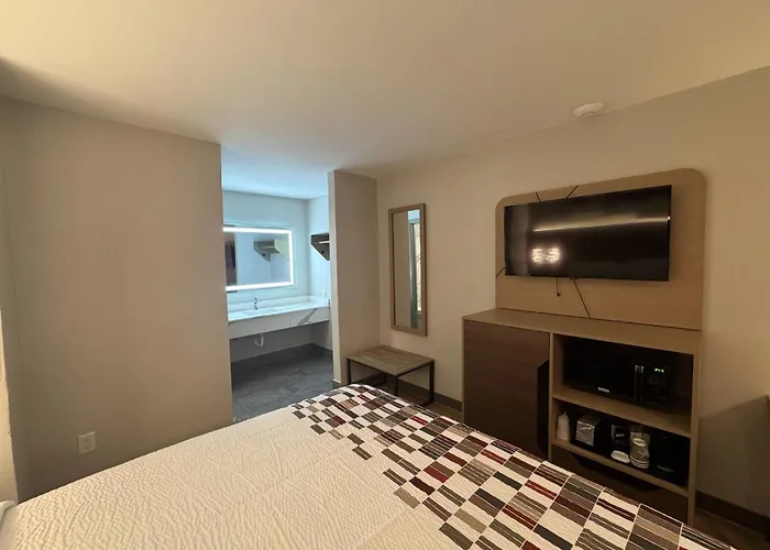 Red Roof Inn - Entertainment District