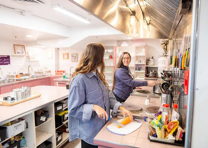 Hotel near College: Auberge Saintlo Montreal Hostel