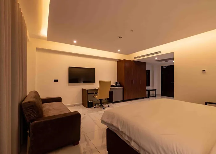 Central hotel: Palms By Eagles Airport City