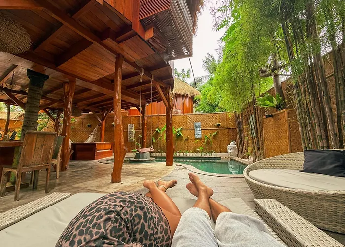 Hotel near College: Gili Treehouse