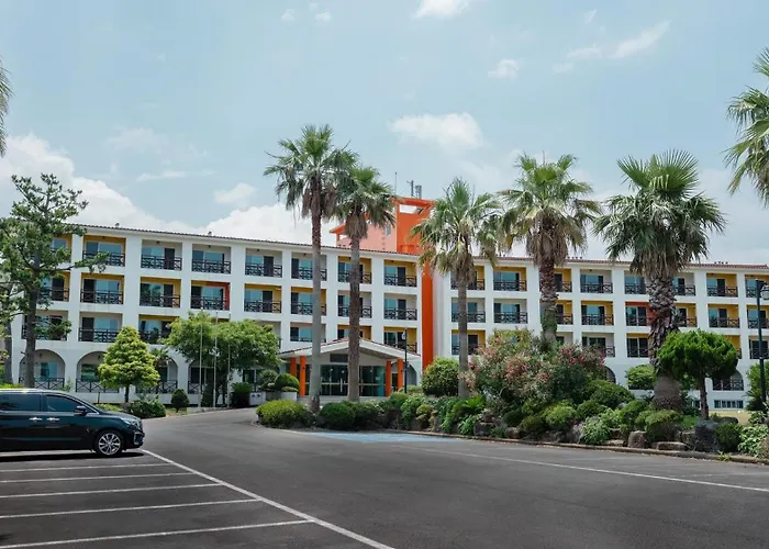 Whinstone Hotel & Resort