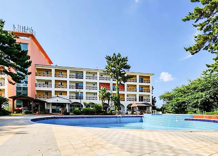 Whinstone Hotel & Resort
