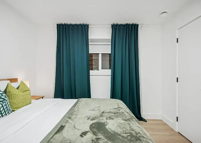 Nest- Modern 2Br Basement Retreat In South Surrey