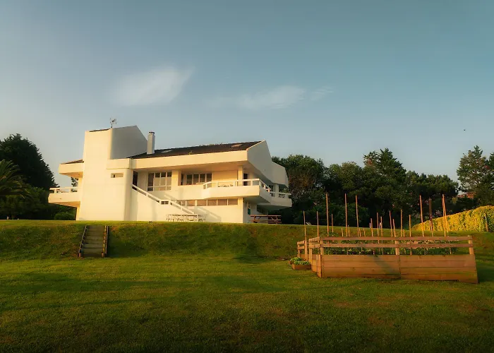 Wishome-Villa sobre el mar en Comillas con piscina privada