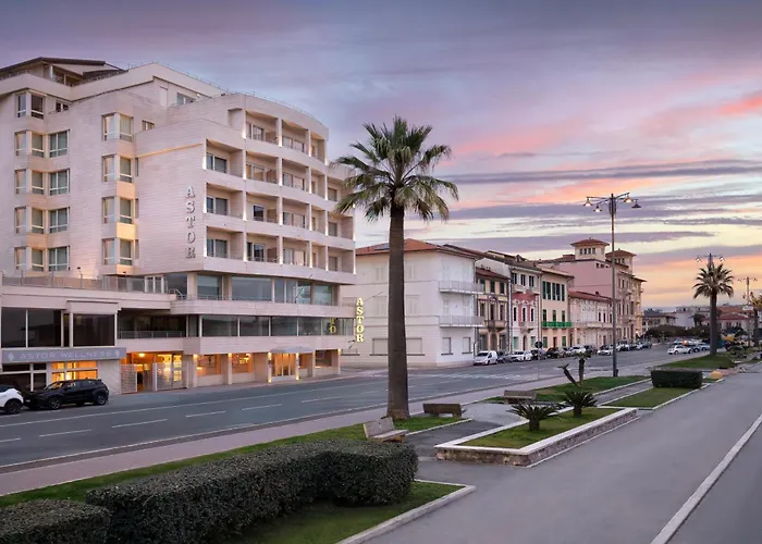 Hotel Jacuzzi: Hotel Sina Astor