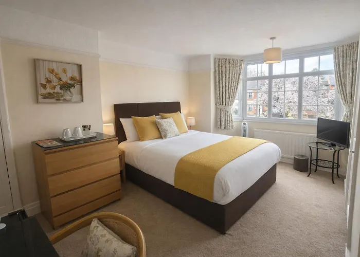 Guests house Hampton Lodge En-Suite Rooms With Free Parking