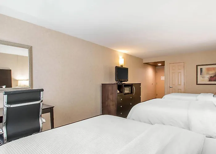 Clarion Elmhurst - Oak Brook Near I-88, I-290, I-294