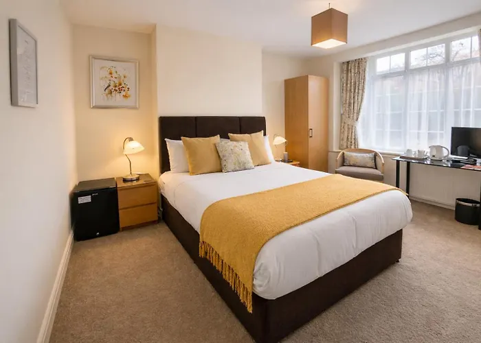 Guests house Hampton Lodge En-Suite Rooms With Free Parking