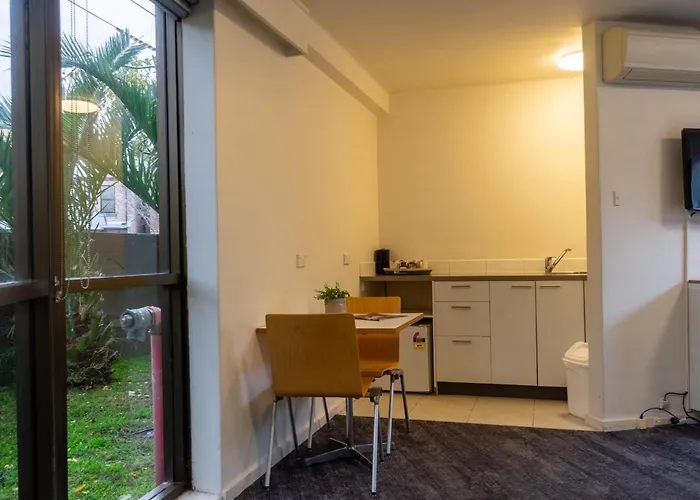 Cheap hotels Cosmopolitan And Apartments