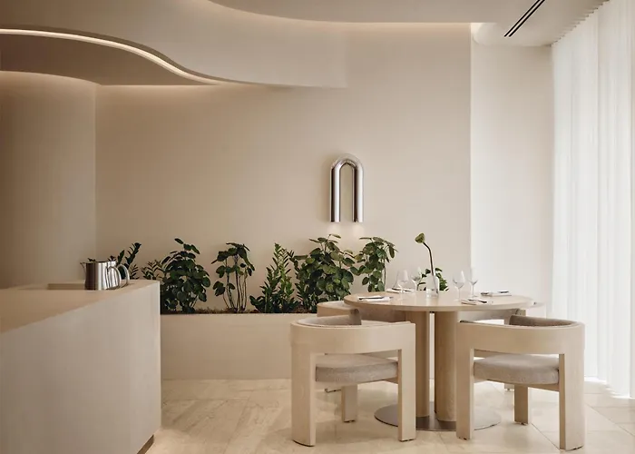 5 star hotel: Vogue Hotel Montreal Downtown, Curio Collection By Hilton