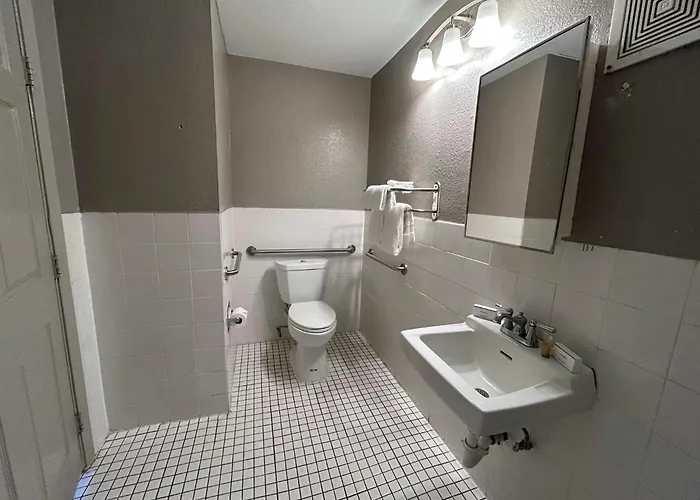 Cheap hotel: Red Roof Inn Arlington - Entertainment District