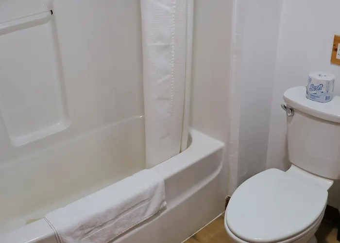 Motel: Park Motel And Cabins