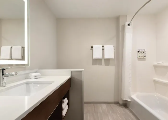 Hotel with pool: Holiday Inn Express Cape Canaveral By Ihg