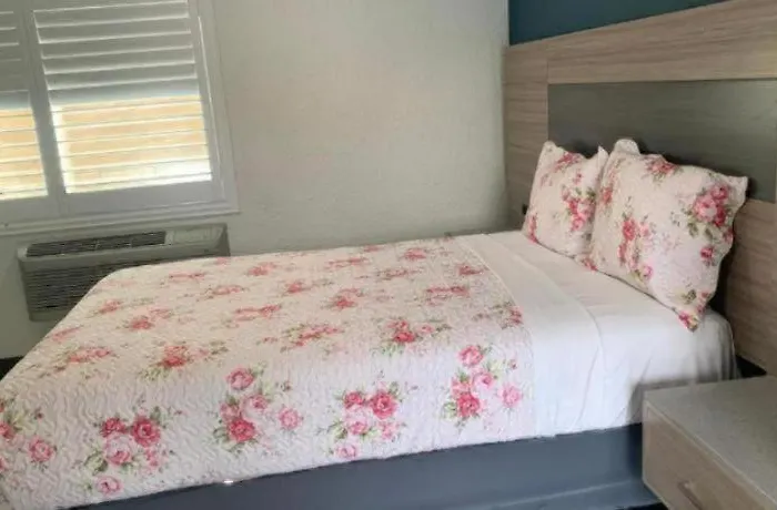 Cheap hotel: Stuart Hotel (Adults Only)