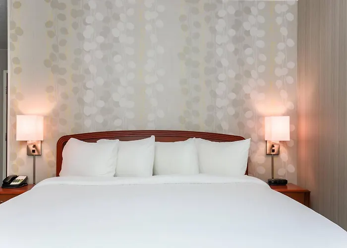 Pet Friendly hotel: Courtyard By Marriott Roseville Galleria Mall/Creekside Ridge Drive