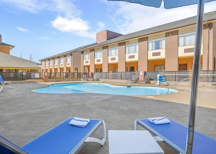 Cheap hotel: Quality Suites Hickory South