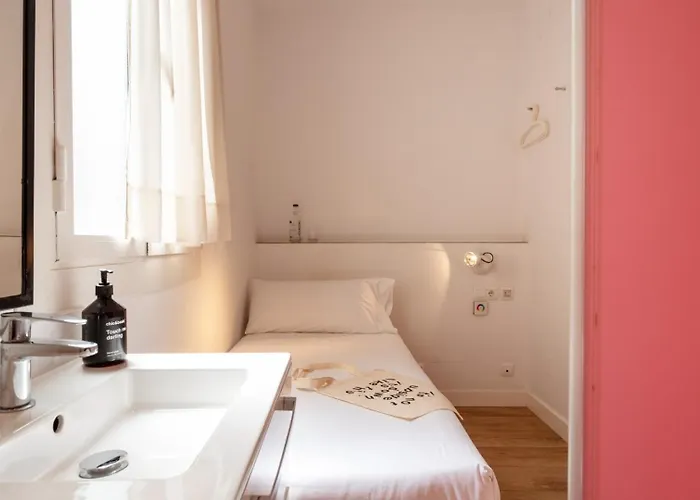 Chic & Basic Tallers Hostal