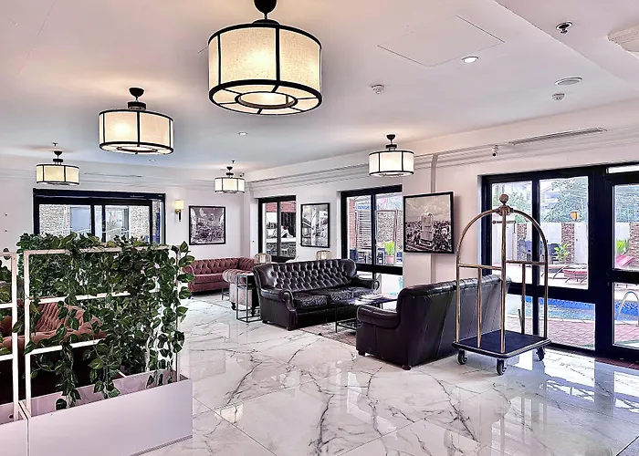Victoria Crown Plaza Hotel